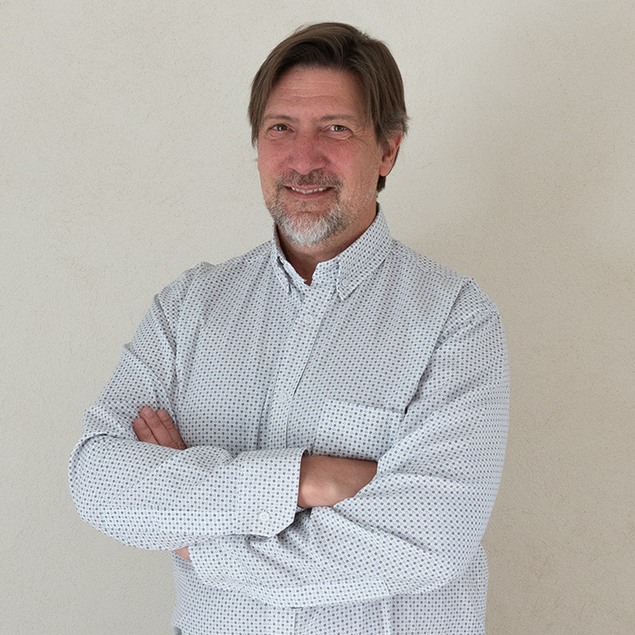 Dr. Leopoldo Castro, oftalmólogo especialista en salud visual en Vicente López
